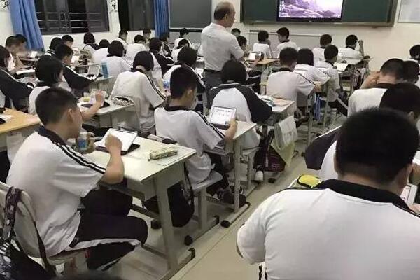 師生人手一臺平板電腦 ,這樣的課堂你上過嗎？